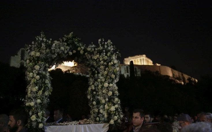 Η περιφορά του Επιταφίου κάτω από την Ακρόπολη